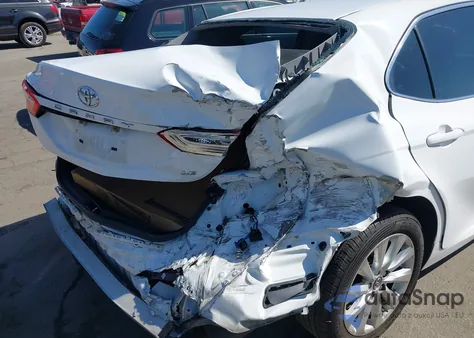 2018 Toyota Camry Le z USA, uszkodzony, nr VIN 4T1B11HKXJU018044